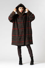 Laden Sie das Bild in den Galerie-Viewer, ROBINIA Nachhaltige Winterjacke aus recycelter Wolle mit Kapuze / Load image into Gallery viewer, ROBINIA Nachhaltige Winterjacke aus recycelter Wolle mit Kapuze