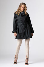 Laden Sie das Bild in den Galerie-Viewer, ABELIE Jacke aus recycelten PET-Flaschen, vorne / Load image into Gallery viewer, ABELIE Jacke aus recycelten PET-Flaschen, vorne