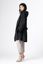 Laden Sie das Bild in den Galerie-Viewer, ABELIE designer jacket made of recycled PET bottles, side / Load image into Gallery viewer, ABELIE designer jacket made of recycled PET bottles, side