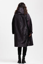 Laden Sie das Bild in den Galerie-Viewer, Purple cape coat made of recycled materials by RAFFAUF / Load image into Gallery viewer, Purple cape coat made of recycled materials by RAFFAUF