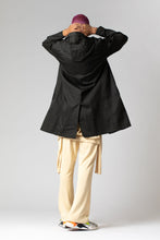Laden Sie das Bild in den Galerie-Viewer, CAPPUCCIO sustainable unisex coat made of organic cotton with beeswax coating, back / Load image into Gallery viewer, CAPPUCCIO sustainable unisex coat made of organic cotton with beeswax coating, back