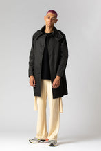 Laden Sie das Bild in den Galerie-Viewer, CAPPUCCIO sustainable unisex coat made of organic cotton with beeswax coating, front / Load image into Gallery viewer, CAPPUCCIO sustainable unisex coat made of organic cotton with beeswax coating, front