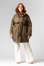Laden Sie das Bild in den Galerie-Viewer, STELLA nachhaltiger Trenchcoat aus Bio-Baumwolle, Vorderansicht / Load image into Gallery viewer, STELLA nachhaltiger Trenchcoat aus Bio-Baumwolle, Vorderansicht